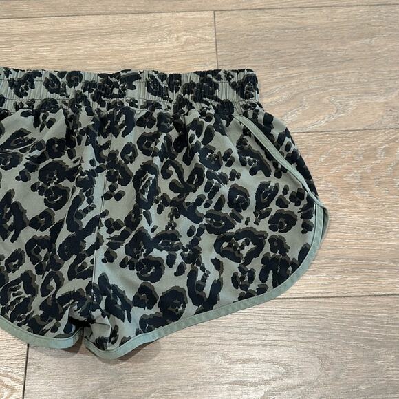 VICTORIA SPORT Green Black Cheetah Leopard Lightweight Active Shorts Size Small - Picture 7 of 10